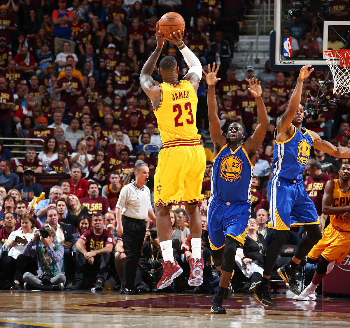 亚博体育- Uzi重返赛场,出色发挥首场状态出色,西班牙队观众沸腾!比赛高潮迭起