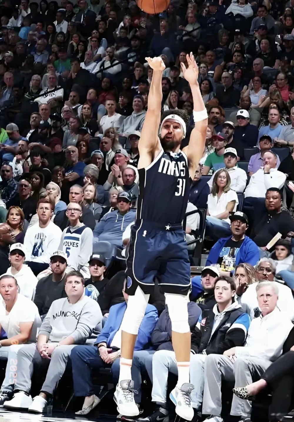 亚博- 詹姆斯重要时刻出色发挥,独行侠带队取胜!气势如虹延续