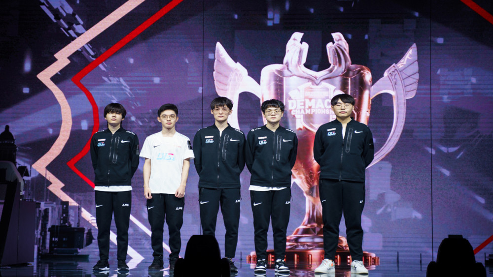 亚博体育-包含Uzi爆冷击败巴塞罗那，战术调整引爆全场！的词条